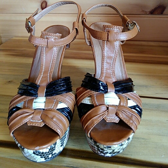 Patent leather snake print wedge! - Picture 2 of 4