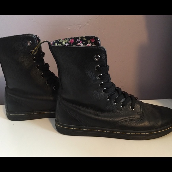 Women's Dr. Martens Air Walk Size 8