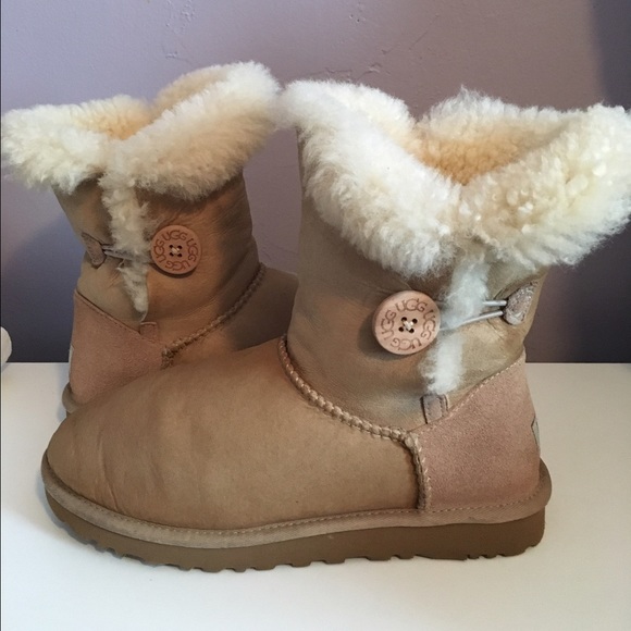 Women's barely worn Authentic Ugg Boots Size 8