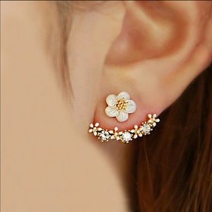 Gold plated daisy earrings