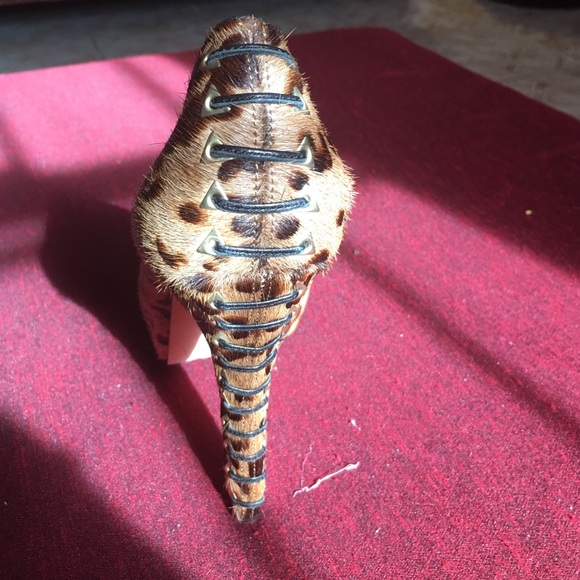 Vince Camuto leopard print heels - Picture 2 of 4