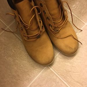 Woman's timberland boots size 9.5.