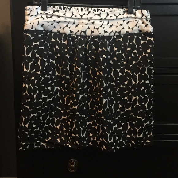 EUC New York & Co. Size Medium Skirt with pockets