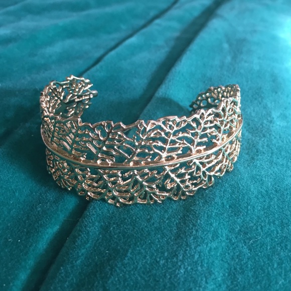 Gorgeous leaf gold cuff