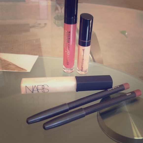 Lip liner and lip gloss