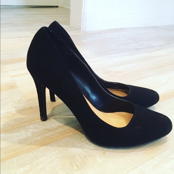 Black pumps