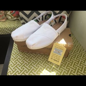 New Size 6 white canvas TOMs.