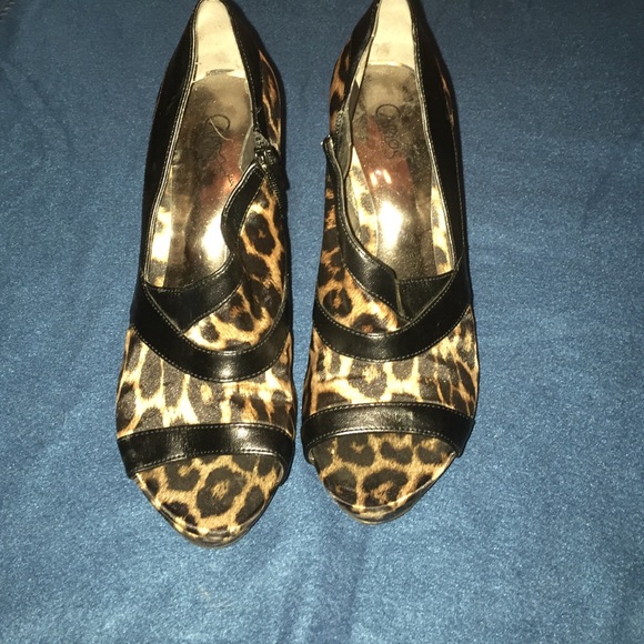 Carlos Santana Cheetah print, peep toe heels - Picture 2 of 4