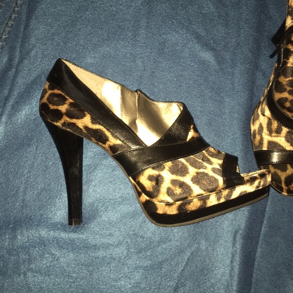 Carlos Santana Cheetah print, peep toe heels - Picture 3 of 4