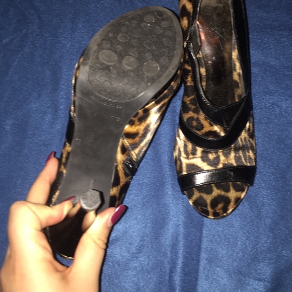 Carlos Santana Cheetah print, peep toe heels - Picture 4 of 4