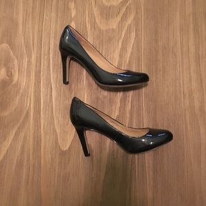 Black patent leather pumps