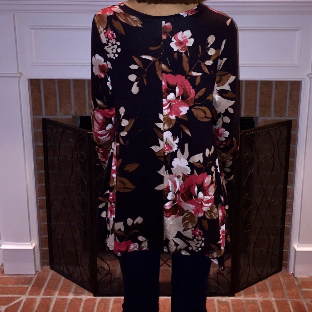 SOld out!Who's That Pretty Lady Black Floral Top - Picture 2 of 2