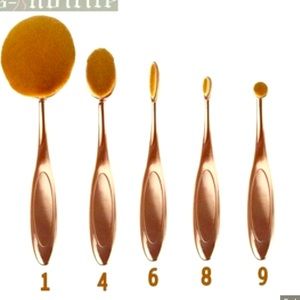 Oval makeup brushes set