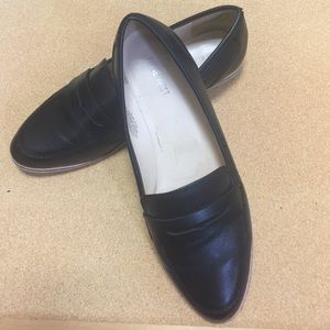 Stylish and Comfy Size 11 Black Loafer.