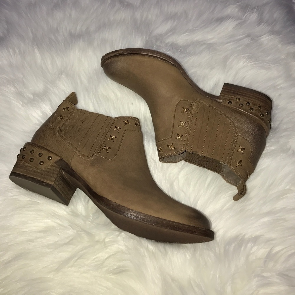 Oil Rubbed Ankle Stitched Boho Studs Leather Boot - Picture 3 of 7