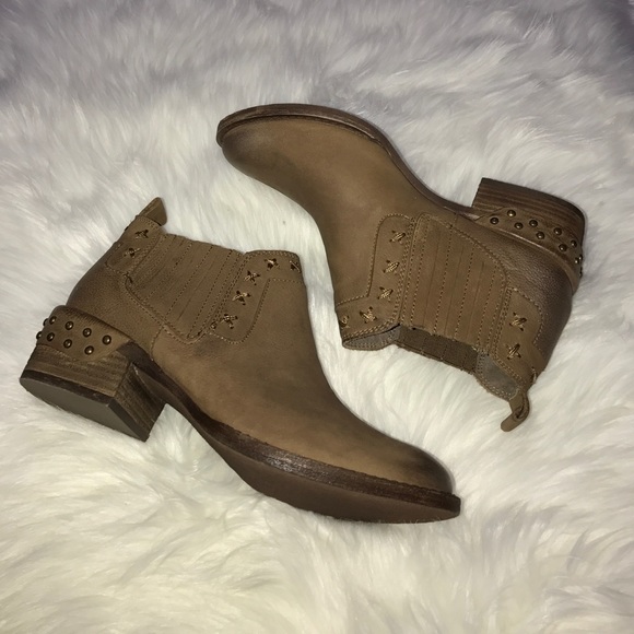 Oil Rubbed Ankle Stitched Boho Studs Leather Boot - Picture 3 of 7