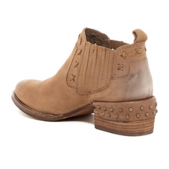 Oil Rubbed Ankle Stitched Boho Studs Leather Boot - Picture 4 of 7