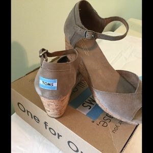TOMS Platform Wedges Size 8 1/2
