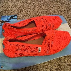 Toms neon orange