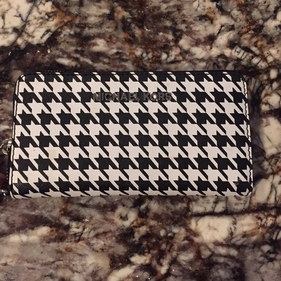 Michael Kors houndstooth wristlet
