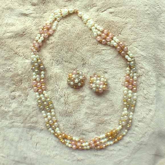 Pearls necklace and earring set