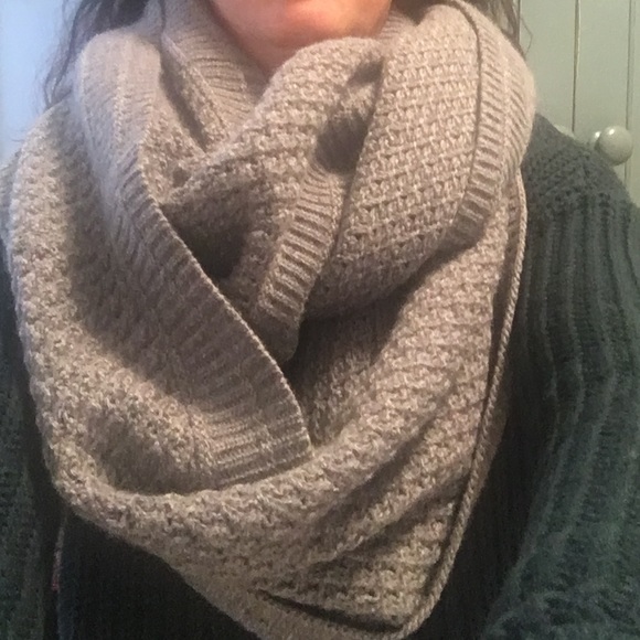 CHUNKY Knit Oversized Infinity Scarf - Picture 4 of 4