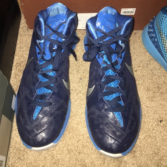 Athletic basketball shoes