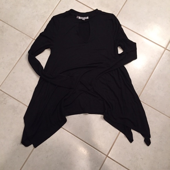 ⬇️SALE⬇️JLo NWOT Black tunic top keyhole opening