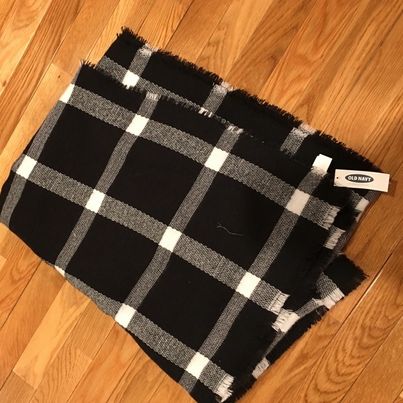 Black and white blanket scarf