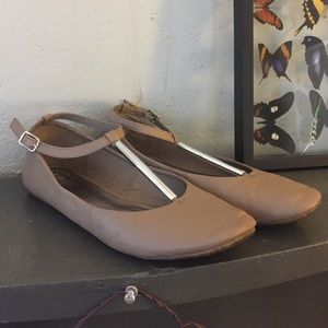 Metal T-strap Nude Flat