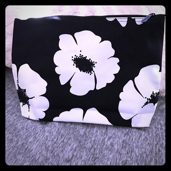 Thirty-One Gifts Handbags - NWT Thirty-One Zipper Pouch