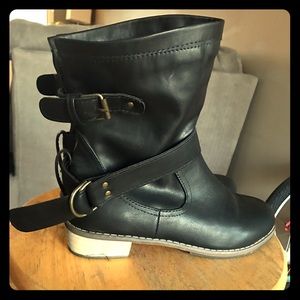 Short black boots. Gently used! Super cute!