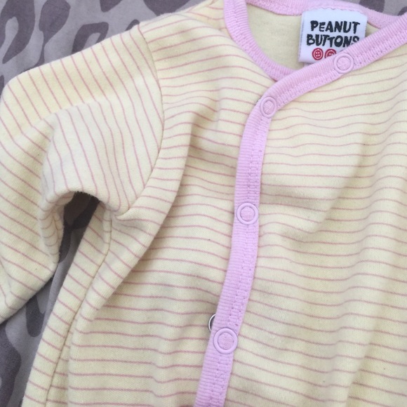 $5!MUST BUNDLE (3) $5 ITEMS TO GET DISCOUNT! 🚫 2-Pc Yellow Top & Matching Bib! - Picture 3 of 3