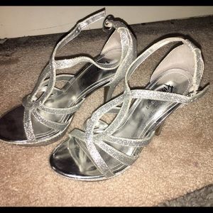 Fioni Night Silver sparkling heels