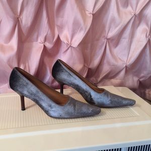 Gorgeous Gucci gray velvet pumps size 8