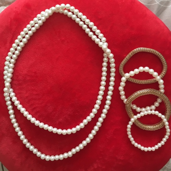 Flapper style faux pearl necklace
