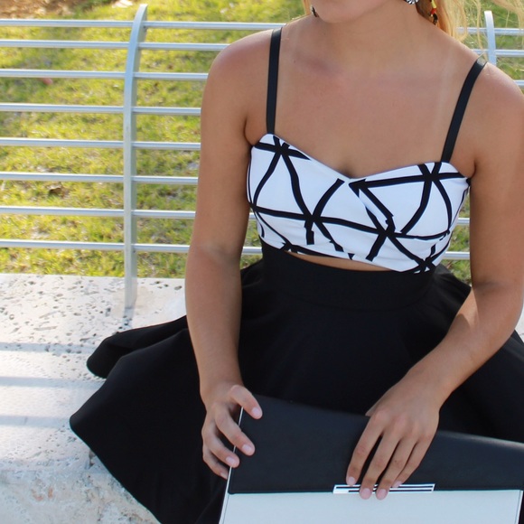 Black & White Geo Print Crop Top With Pants - Picture 4 of 4