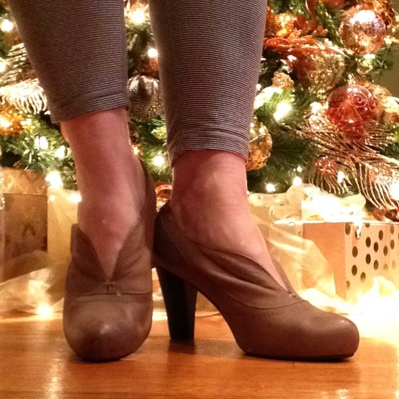 Split-flap Booties.  NEW! - Picture 4 of 4