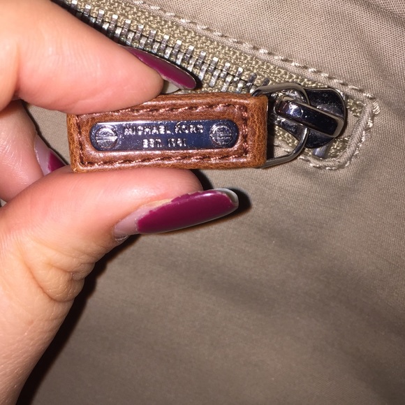 Like new Michael Kors khaki capris - Picture 4 of 4