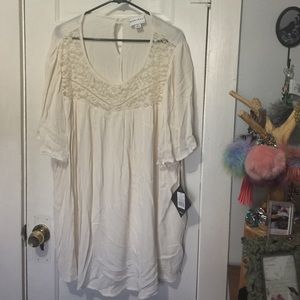 Cream flowy blouse with lace