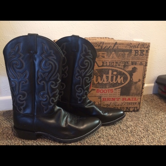 Black JUSTIN boots