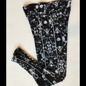 Black and white marble leggings
