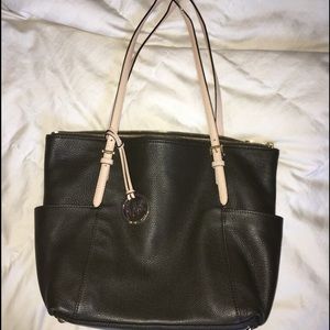 Michael Kors purse. Rarely used, basically new.