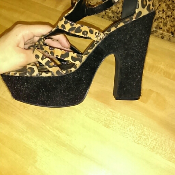 Cheetah print heels size 8.5 - Picture 3 of 4