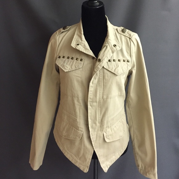 Rugged and military inspired beige jacket