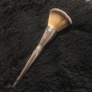 It cosmetics brush 211