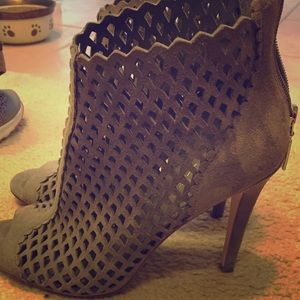 Ivanka trump gray heels!