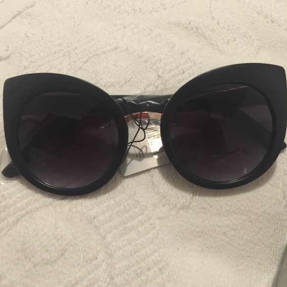 🍂ONE HOUR SALE NEW CATEYE SUNGLASSES - Picture 3 of 6