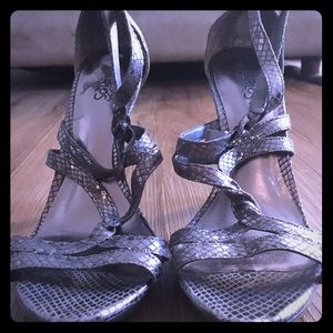 CARLOS strappy metallic heel