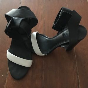 VINCE. Chunky heels